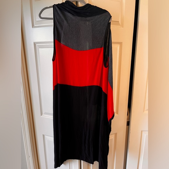 Peter Nygard  long vest in black, grey and red. - Picture 2 of 2